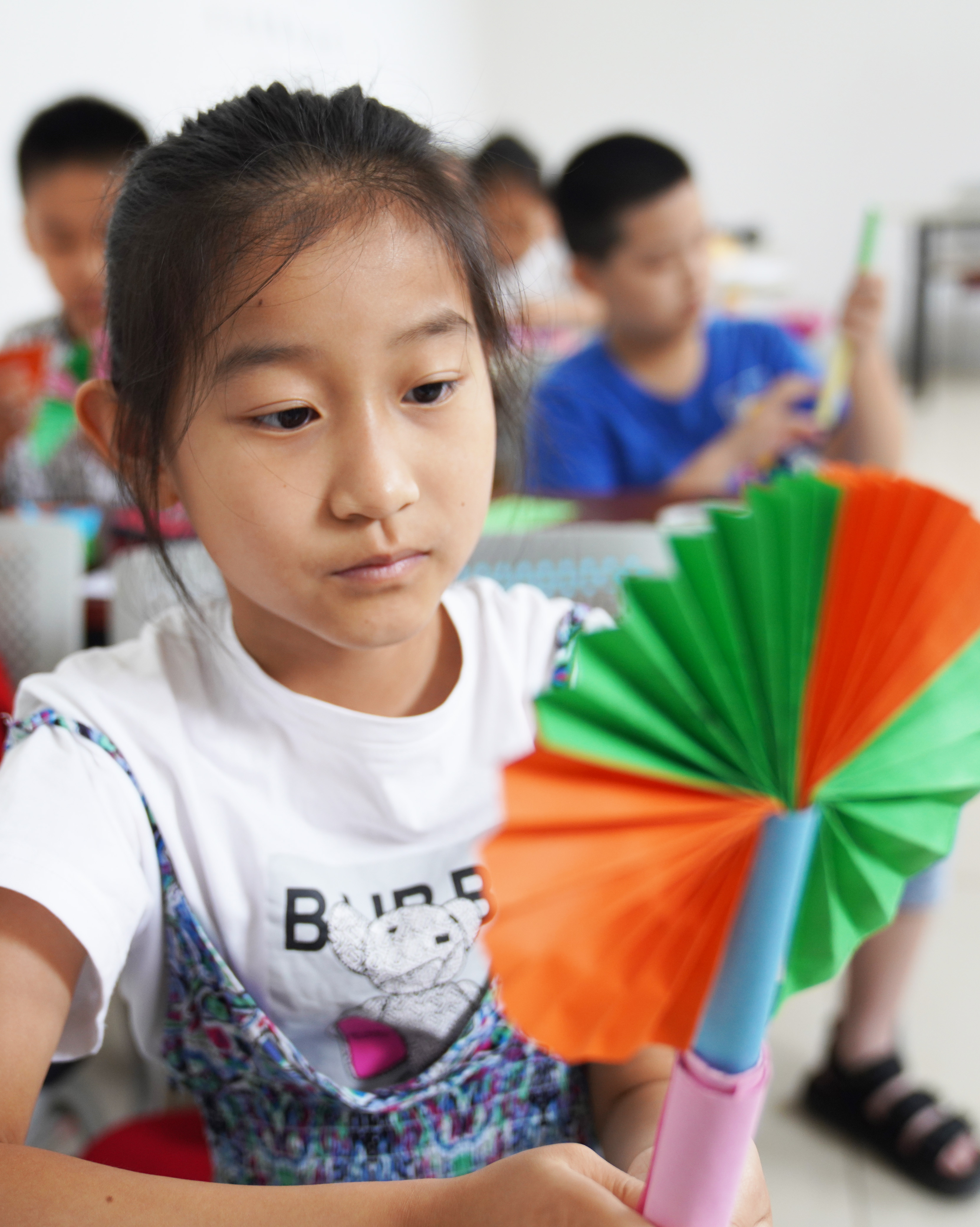 10.7月9日，山东省邹平市妇联、市妇女儿童活动中心举办“情暖童心·牵手共成长”暑期公益训练营，小朋友展示自己制作的折扇。.JPG