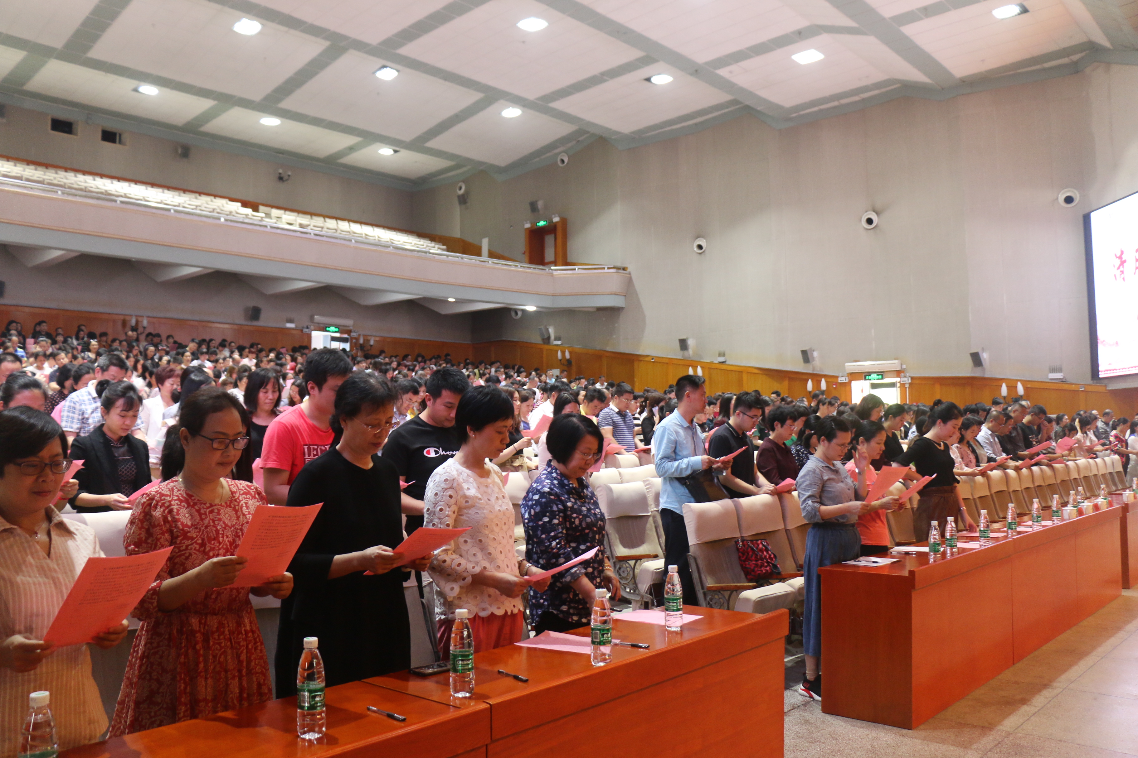 市妇联干部家属助廉大会 -党员干部家庭宣读家庭助廉承诺书.JPG