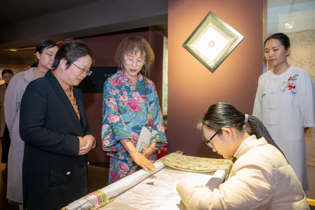台绣艺术馆范主席一行走访调研台绣艺术馆,云海社区家庭建设综合服务