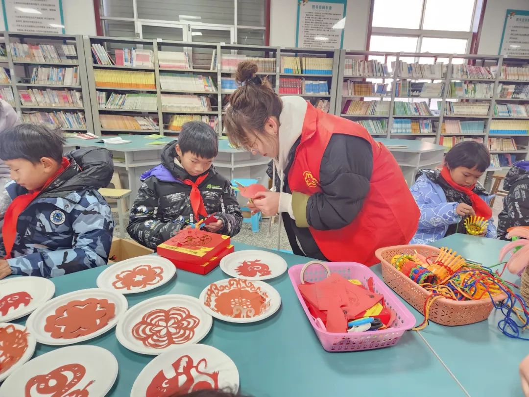 最后，巾帼志愿者老师们带领孩子们开展手工制作活动。孩子们用小巧手制