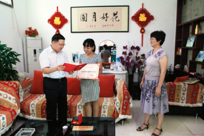 孟州市市委副书记和妇联主席给我送全国最美家庭证书