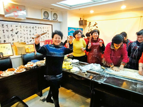 社区妇女之家组织辖区居民开展冬至包饺子活动 副本