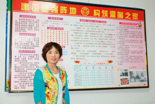 （推荐使用2）甘肃省兰州市皋兰县庄子坪村的妇女之家在妇代会主任李兰芳的努力下建设成了妇女的乐园