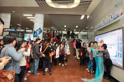 图一：广州市公园前地铁站内冰雪奇缘主题的肉眼3D广告面世，吸引行人
