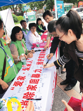 推荐用图2：珠海市妇女维权与信息服务站开展反家暴活动