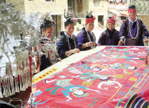 苗家妇女为祖国生日献礼