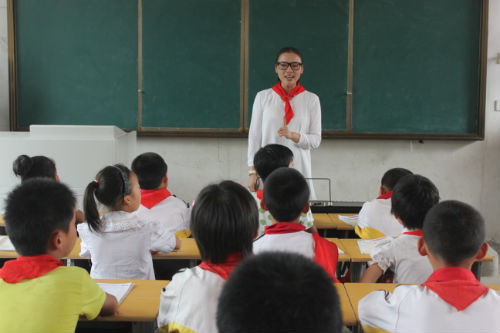 20140910陈思思探望思思希望小学学生+(6)