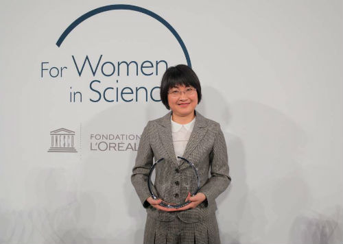 第十七届欧莱雅—联合国教科文组织“世界杰出女科学家成就奖”亚洲及太平洋地区获奖者谢毅教授领奖
