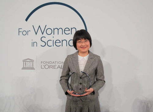 第十七届欧莱雅—联合国教科文组织“世界杰出女科学家成就奖”亚洲及太平洋地区获奖者谢毅教授领奖
