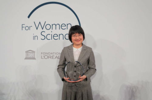 第十七届欧莱雅—联合国教科文组织“世界杰出女科学家成就奖”亚洲及太平洋地区获奖者谢毅教授领奖
