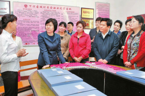 4月14日，沈跃跃在昆明市晋宁县下方古城村委会调研，云南省委书记、省人大常委会主任李纪恒(右四)陪同调研。