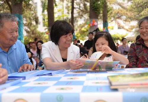 1、5月31日，沈跃跃出席在中国儿童中心举办的“书香童年-亲子阅读”庆祝“六一”国际儿童节主题日活动。本报记者杨睿-摄