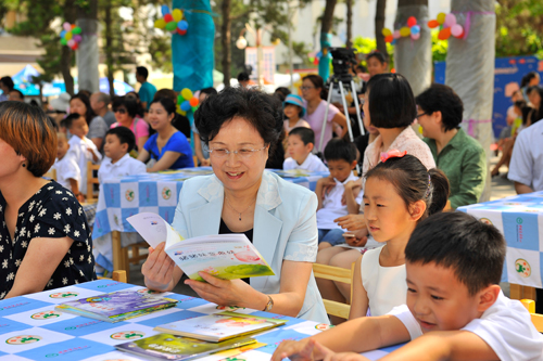 2、5月31日，宋秀岩出席在中国儿童中心举办的“书香童年-亲子阅读”庆祝“六一”国际儿童节主题日活动。本报记者杨睿-摄