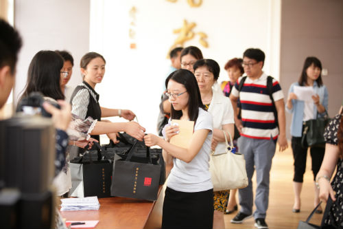 会后赠送给每位嘉宾东阿阿胶一盒