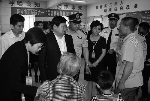 参加活动的市上有关部门领导与服刑人员及家属子女交流互动。