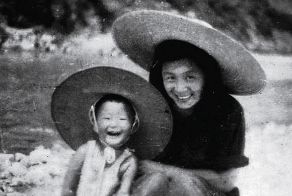 丁一岚与长女小岚在滹沱河畔1947年