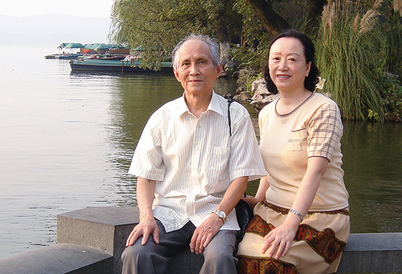 2006年10月张抗抗与父亲在杭州西湖