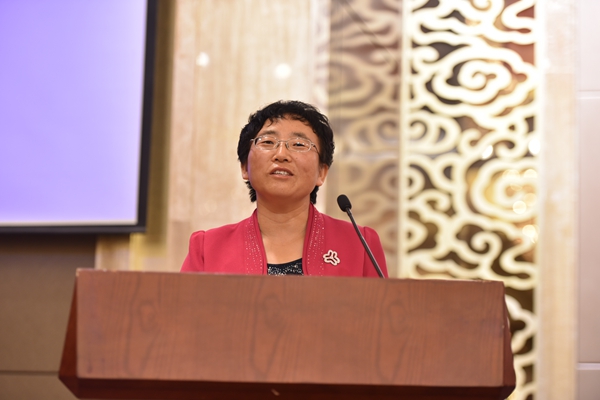 全国妇联常委、黑龙江双城良农谷物种植合作社理事长刘彩华在会上做典型发言