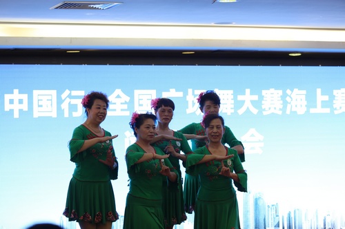 华严北里社区舞蹈队在展示《无烟多精彩》