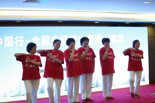 世纪村玉玲珑舞蹈队在展示控烟广场舞《无烟小苹果》