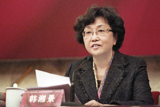 中国妇女杂志社社长、中国家庭文化研究会副会长韩湘景主持会议