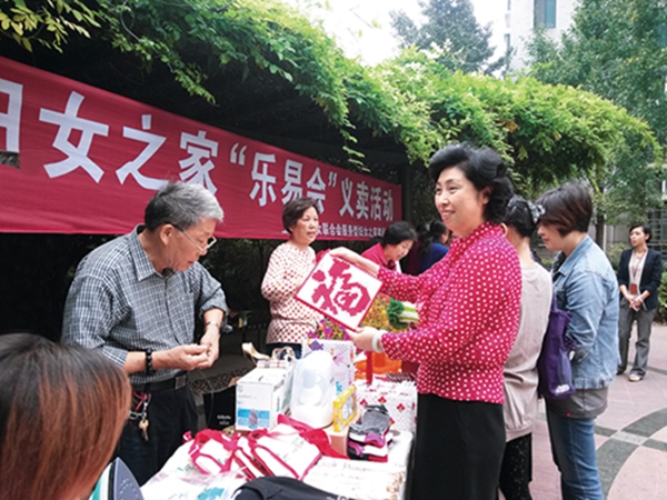 参加控江路街道紫城居委妇女之家直通车开展的“乐易会”活动