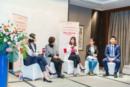 图二：参与发布会的嘉宾、律师共同呼吁：“不要暴力，拥抱爱！” (1)