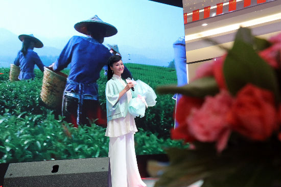 于文华女士在活动中献唱助力爱乳公益行动
