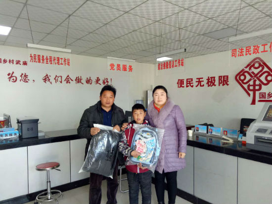 武庙议事会为苏雨涛（中）争取爱心企业援助