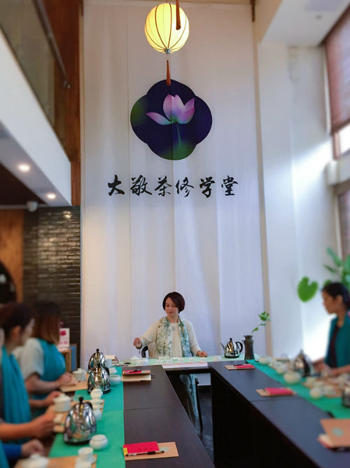 邀请中国茶邦副会长卜军娣面向全市茶叶种植女能手开展以茶叶专业知识、茶艺表演服务、管理技能等为内容的系统化培训1