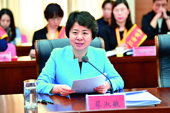 1. 与北京市三八红旗奖章获得者座谈