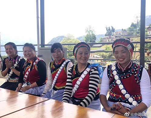 改革后的亚坪村妇联既能当文艺队，又能变清扫队