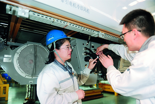 梁建英在高速列车制造现场
