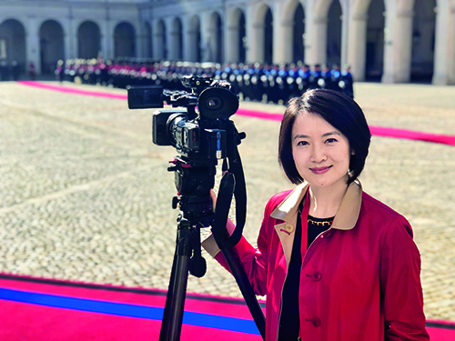 张凌云   凤凰卫视资讯台助理台长，联合国教科文组织“媒介与女性”教席兼职研究员，中国传媒大学传播学博士，广州妇联执委，微信公众号“凌云童行”创办人。