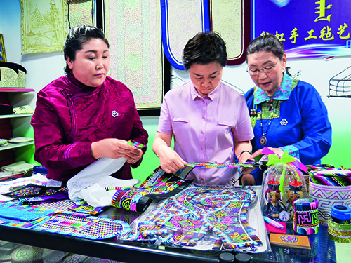胡达古拉主席（中）在锡林郭勒盟西乌旗调研