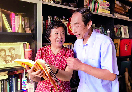 两位老党员生活欢乐多