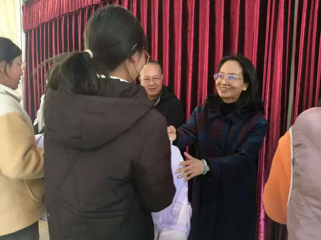 助学金和礼包发放.jpg 助学金和礼包发放.jpg