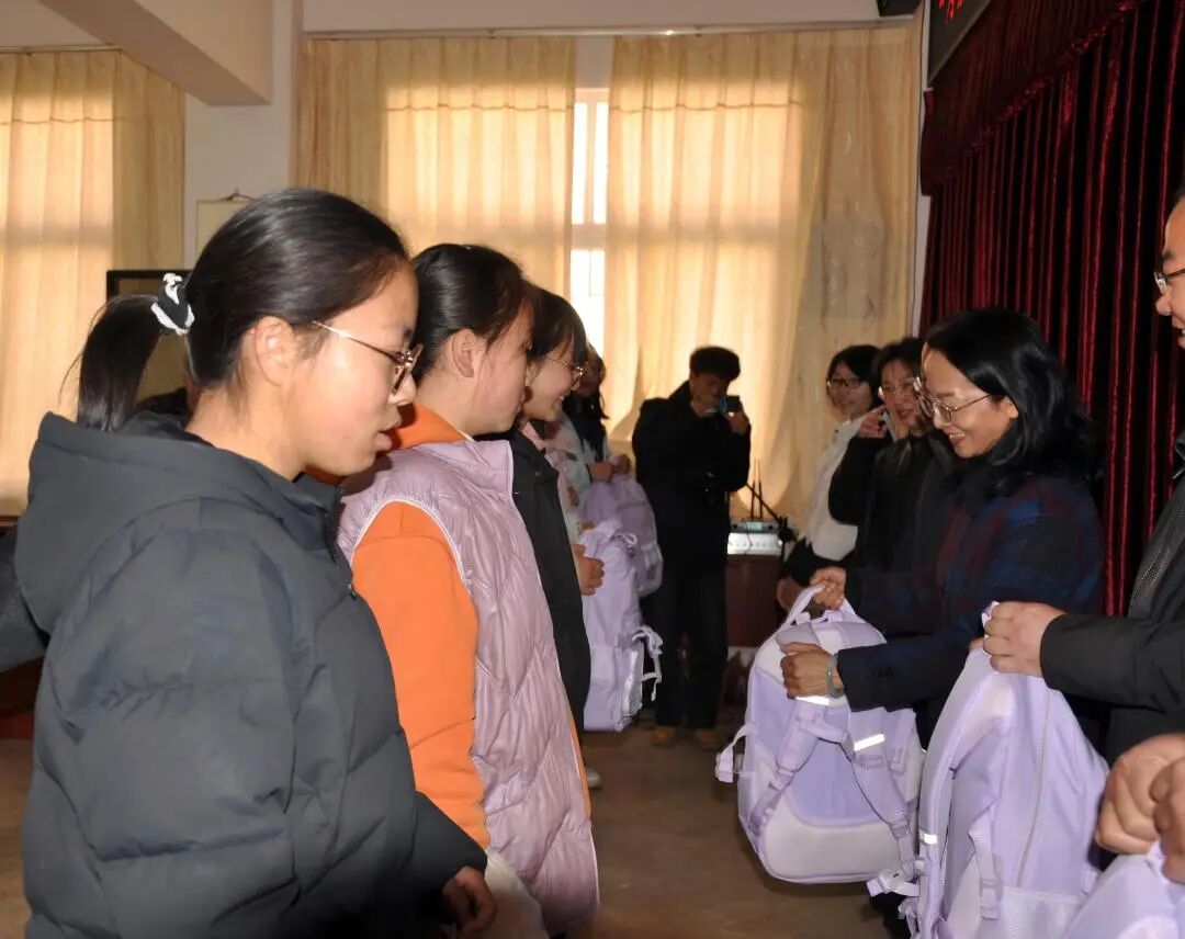 助学金和礼包发放 (2).JPG 助学金和礼包发放 (2).JPG