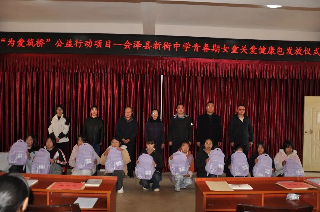 助学金和礼包发放 (3).JPG 助学金和礼包发放 (3).JPG