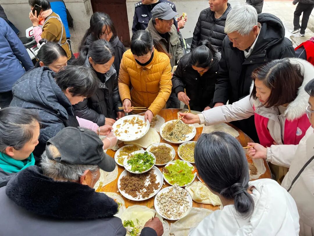 望海社区妇联组织百余位居民品麦焦.jpg