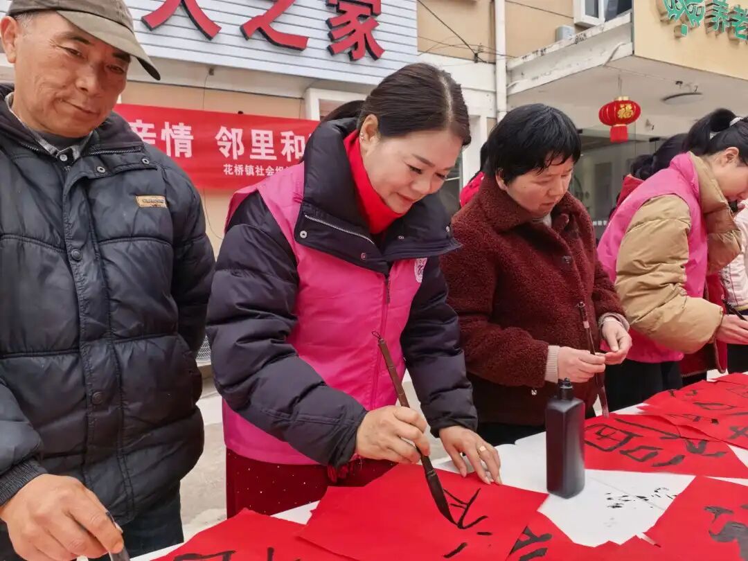花桥镇妇联“迎春送福”.jpg