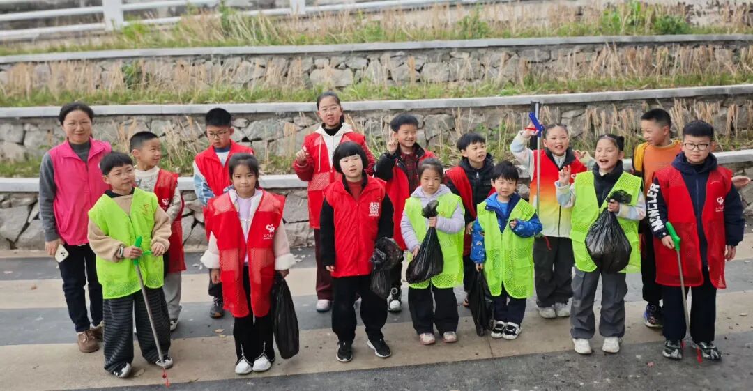 新兴社区妇联引导孩子捡拾沿岸河道垃圾.jpg