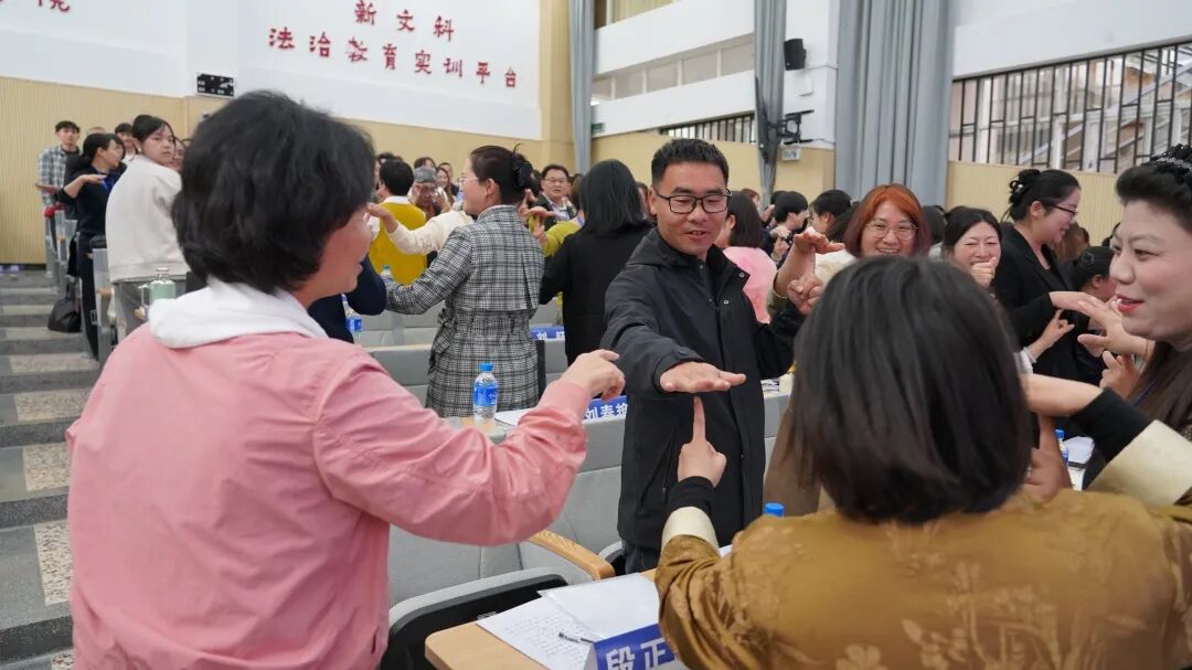 符明弘老师带领学员互动放松.JPG 符明弘老师带领学员互动放松.JPG