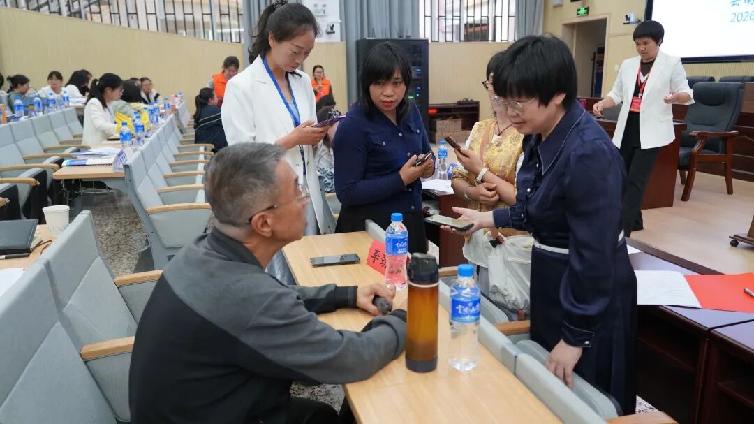 学员向李劲松老师咨询.JPG 学员向李劲松老师咨询.JPG